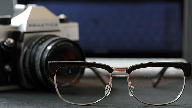 N - Nerdbrille adé: Mancher Hipster trägt seit einiger Zeit lieber Metallgestelle als die klassische schwarze Hornbrille - entweder Vintage vom Flohmarkt oder auch von Tom Ford.