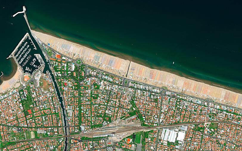 Rimini: Sonnenschirme und Liegestühle - alles schön Reihe an Reihe. So sieht Strandurlaub in Italien aus der Luft aus.
