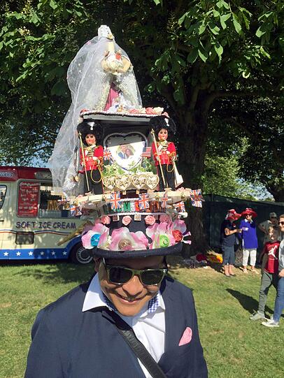 Chito Salarza-Grand steht mit einem extra für die royale Hochzeit hergestellten Hut auf einer Wiese. Seit zehn Jahren besucht der 53 Jahre alte Künstler aus London fast jedes royale Ereignis - jedes mal mit neuem Hut.
