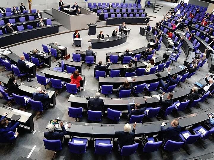 Mit einer Wahlrechtsreform soll ein weiteres "Aufblähen" des Bundestags verhindert werden.