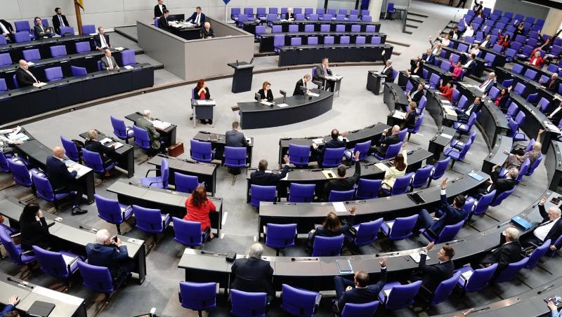Mit einer Wahlrechtsreform soll ein weiteres "Aufblähen" des Bundestags verhindert werden. Mit einer Wahlrechtsreform soll ein weiteres "Aufblähen" des Bundestags verhindert werden.