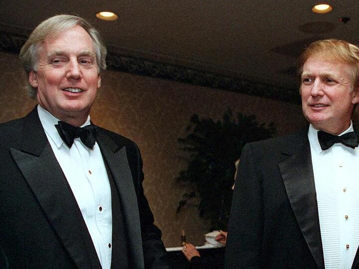 US-Präsident Donald Trump (r) muss Abschied von seinem Bruder Robert nehmen.