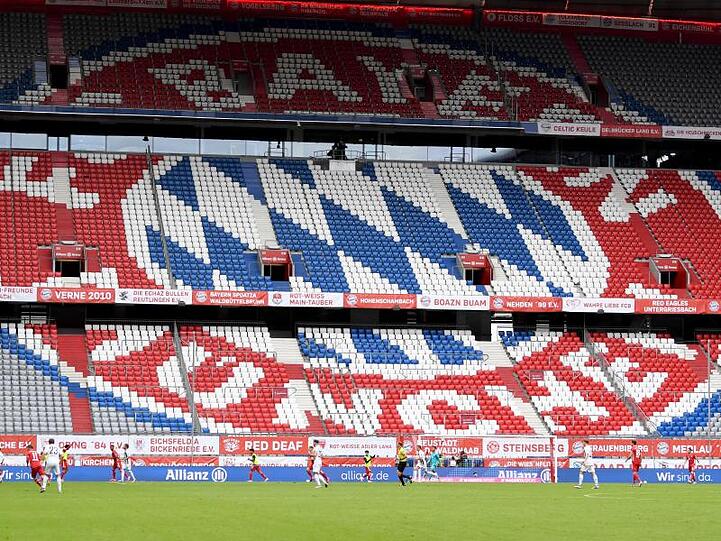 Das FC Bayern Logo auf der leeren Tribüne. Foto: Sven Hoppe/dpa-Pool/dpa/Symbolbild