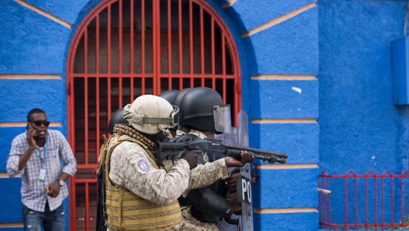 Ein Sicherheitsbeamter richtet seine Waffe auf Demonstranten. Ein Sicherheitsbeamter richtet seine Waffe auf Demonstranten.