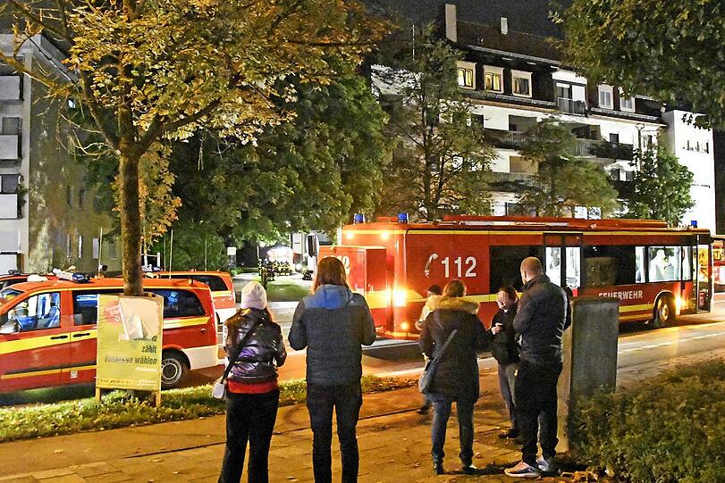 07.10.21
Ottobrunner Straße, München
Brand in Wohn- und Geschäftshaus
Foto: Thomas Gaulke, 81669 München; Tel: 0172/8606334