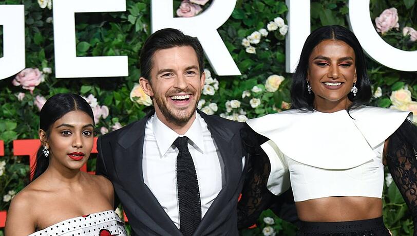 Charithra Chandran (l.), Jonathan Bailey und Simone Ashley bei der "Bridgerton"-Premiere in London.