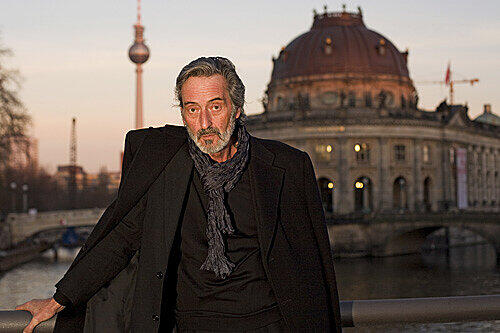 Die Hauptstadt ist ihm eigentlich zu anstrengend: Helmut Dietl, hier vor dem Bodemuseum auf der Musuemsinsel, arbeitet in Berlin an einer Fortsetzung von Kir Royal.