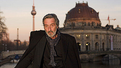 Die Hauptstadt ist ihm eigentlich zu anstrengend: Helmut Dietl, hier vor dem Bodemuseum auf der Musuemsinsel, arbeitet in Berlin an einer Fortsetzung von Kir Royal. Die Hauptstadt ist ihm eigentlich zu anstrengend: Helmut Dietl, hier vor dem Bodemuseum auf der Musuemsinsel, arbeitet in Berlin an einer Fortsetzung von Kir Royal.