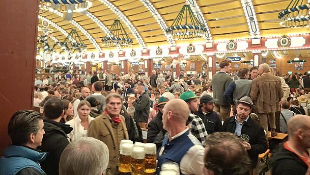 Im Inneren des Bierzeltes bleibt es weiterhin kuschelig.