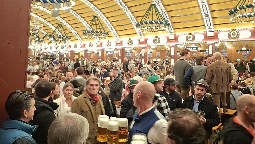 Wie sieht es mit Tischreservierungen vom Mittwoch aus, als die Wiesn geschlossen war? Wie sieht es mit Tischreservierungen vom Mittwoch aus, als die Wiesn geschlossen war?