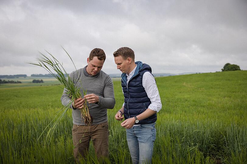 Johannes Ehrnsperger (r.) ist Inhaber und Gesch&auml;ftsf&uuml;hrer von Lammsbr&auml;u. Er hat die gesamte Lieferkette vom Acker bis zum Glas im Blick.