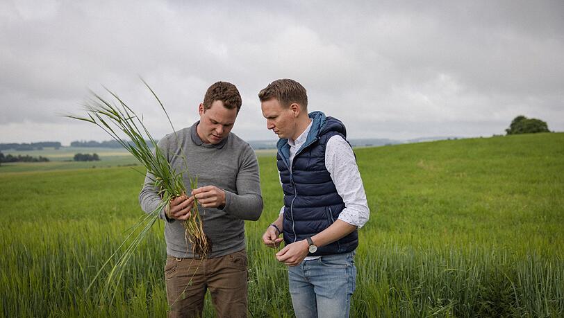 Johannes Ehrnsperger (r.) ist Inhaber und Gesch&auml;ftsf&uuml;hrer von Lammsbr&auml;u. Er hat die gesamte Lieferkette vom Acker bis zum Glas im Blick.