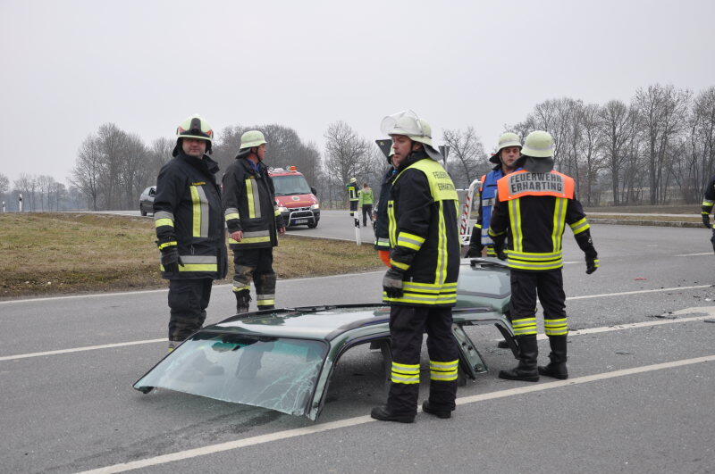 Zu einem Verkehrsunfall kam auf der B299 höhe Erharting: Ein PKW Fahrer wollte von Erharting kommend auf die B299 fahren und übersah dabei einen LKW. Im Kreuzungsbereich kam es zum Zusammenstoß. Dabei wurde der Fahrer des PKW mittelschwer verletzt. Er kam in ein Mühldorfer Krankenhaus.