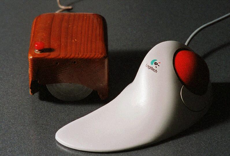 Auch die Computer-Mouse hat sich im Laufe der Zeit verändert. 1968 stellte Apple die erste PC-Mouse vor. Die erste Kugelmouse gab es übrigens 1973 - sie kostete 400 Dollar, für die Schnittstelle am PC musste man weitere 300 Dollar hinblättern. 1996 kam die Mouse mit USB-Anschluss. Und damit auch ihr kommerzieller Erfolg.