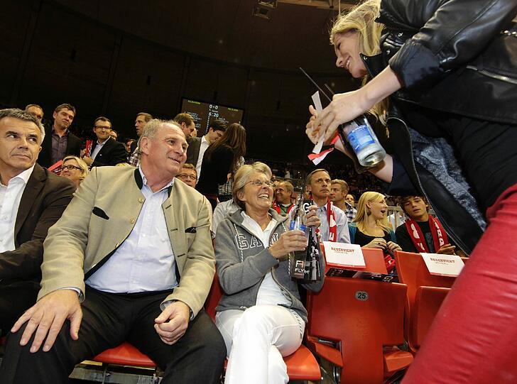 Der neue Audi Dome: "Stimmung wie beim Derby", findet Bastian Schweinsteiger. Hoeneß und Breitner sind begeistert. Die Bilder von der Basketball-Premiere in der neuen Halle.