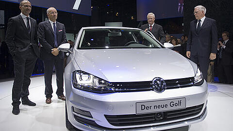 Länger, sportlicher, sparsamer: Gestern wurde der neue Golf VII in Berlin vorgestellt. Er wirkt sportlicher als das Vorgängermodell. Außerdem ist er sechs Zentimeter länger, flacher und hat U-förmige Tagfahrleuchten. Zur Übersicht nochmals die Vorgängermodelle: