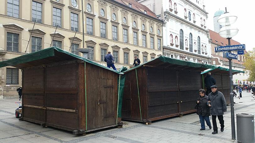 Ein Brettl nach dem anderen: Die Arbeiter bauen die ersten Buden zusammen.