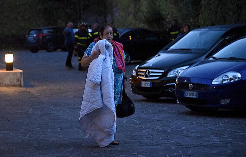 Ein nächtliches Erdbeben erschüttert Zentralitalien: Viele Menschen sollen am Mittwochmorgen noch unter den Trümmern vermisst sein.