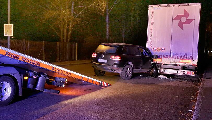 Die 20-Jährige krachte frontal in den Lkw-Anhänger. Glücklicherweise blieb sie unverletzt. Die Bilder vom Unfallort. Die 20-Jährige krachte frontal in den Lkw-Anhänger. Glücklicherweise blieb sie unverletzt. Die Bilder vom Unfallort.