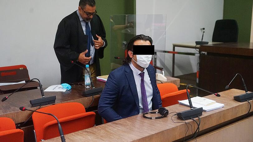 Der Angeklagte soll einen blutigen Streit angezettelt und einen 33-jährigen Koch mit fünf Messerstichen schwer verletzt haben.