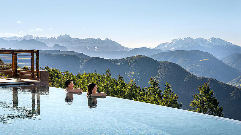 Schwimmen mit Mindestabstand, der in Italien nur einen Meter beträgt: Im Hotel Belvedere in Jenesien genießen Urlauber den Blick auf die Alpen