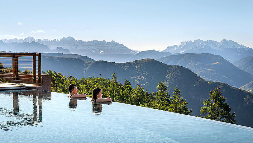 Schwimmen mit Mindestabstand, der in Italien nur einen Meter beträgt: Im Hotel Belvedere in Jenesien genießen Urlauber den Blick auf die Alpen Schwimmen mit Mindestabstand, der in Italien nur einen Meter beträgt: Im Hotel Belvedere in Jenesien genießen Urlauber den Blick auf die Alpen
