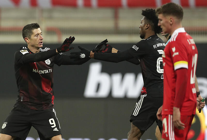 13. Saisontor: Wieder das gleiche Strickmuster! Ein Spiel ohne ein Lewandowski-Tor gegen Leipzig (3:3), doch dann rettet der Angreifer den Bayern zumindest einen Punkt beim 1:1 gegen Union. Hier feiert er seinen Treffer mit dem Torvorbereiter Kingsley Coman.
