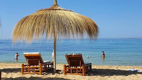 An der Playa de Palma auf Mallorca. Die Inflation schlägt auch im Auslandsurlaub zu - reisen wollen die Deutschen dennoch.