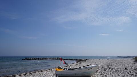 Ein Fischerboot am Ostseestrand.