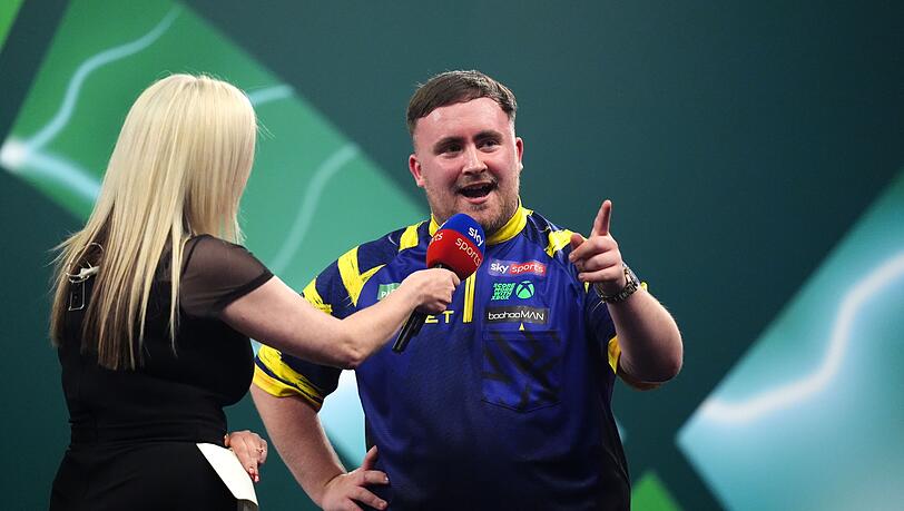 Grüße an die Fans: Weltmeister Luke Littler reagiert auf Buhrufe. Grüße an die Fans: Weltmeister Luke Littler reagiert auf Buhrufe.