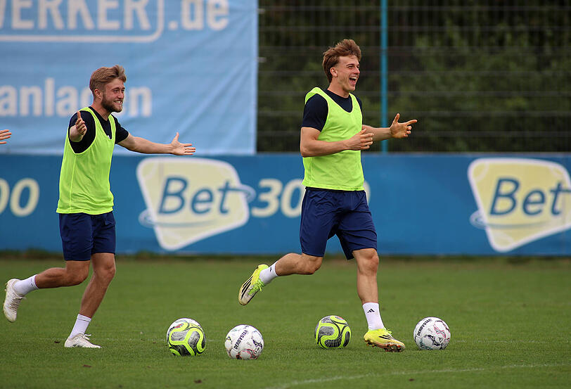 &Uuml;bten am Freitagmittag lange Elfmeter: Julian und Mathew Collins.