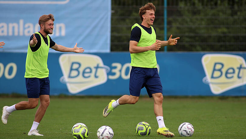 Übten am Freitagmittag lange Elfmeter: Julian und Mathew Collins. Übten am Freitagmittag lange Elfmeter: Julian und Mathew Collins.