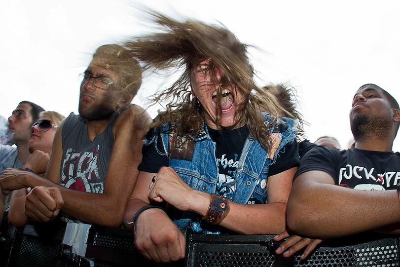 Ein Festival-Besucher beim "Headbanging".