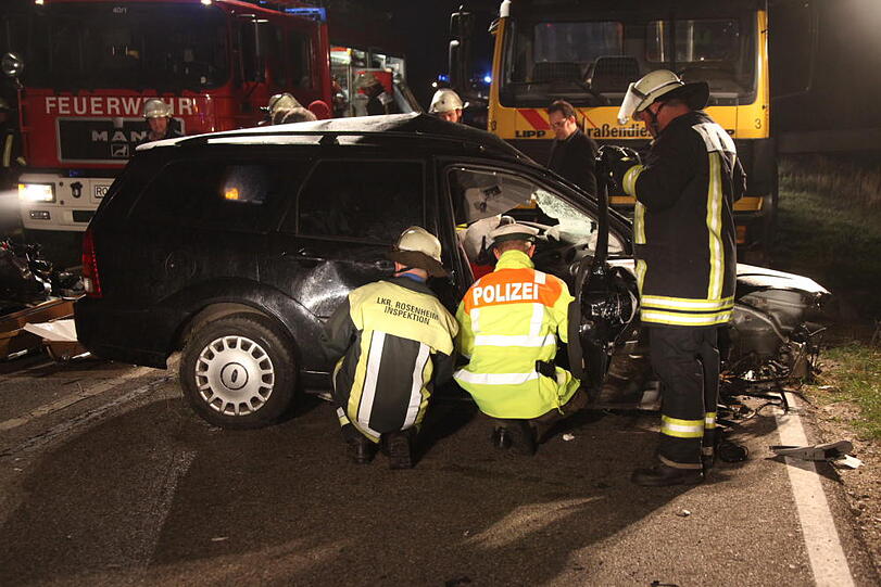 In der Nacht von Dienstag auf Mittwoch ereignete sich ein schlimmer Verkehrsunfall. Die B15 bei Rosenheim war vier Stunden gesperrt.