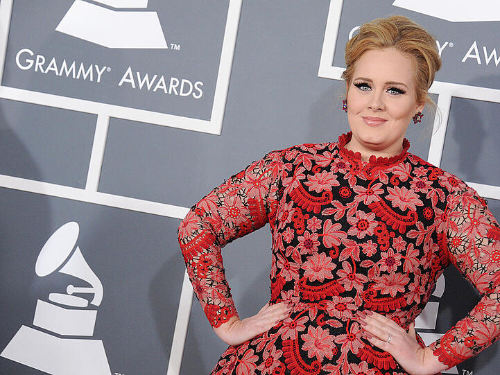 Adele bei den Grammy-Awards 2013 - auch damals kam sie alleine