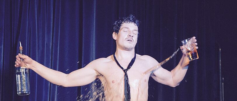 Markus Brandl in seiner Soloperformance &bdquo;Rum & Wodka&ldquo;.