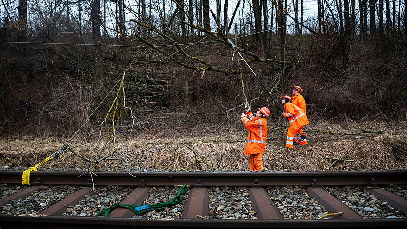 Auf der Bahnstrecke der S2 zwischen St. Koloman und Aufhausen befreien Arbeiter der Bahn die Strecke von Ästen umgestürzter Bäume.