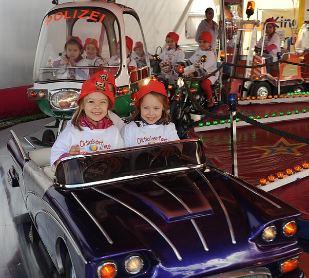 Über 1000 Kinder aus hatten die Wirte und Schausteller am Montag auf die Wiesn eingeladen. Für die Kleinen gab's viel zu sehen und ausprobieren. Die AZ hat die Zwergerl bei ihrem Ausflug begleitet.