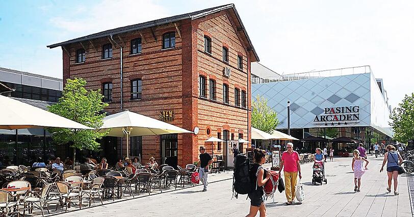 Der Pasinger Bahnhofsplatz erstrahlt nach dem Umbau in neuem Glanz. Nun hat sich eine amerikanische Kaffee-Kette hier niedergelassen.