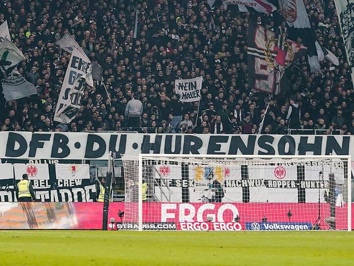 Auch beim DFB-Pokalspiel in Frankfurt zeigten die Fans ihren Protest.