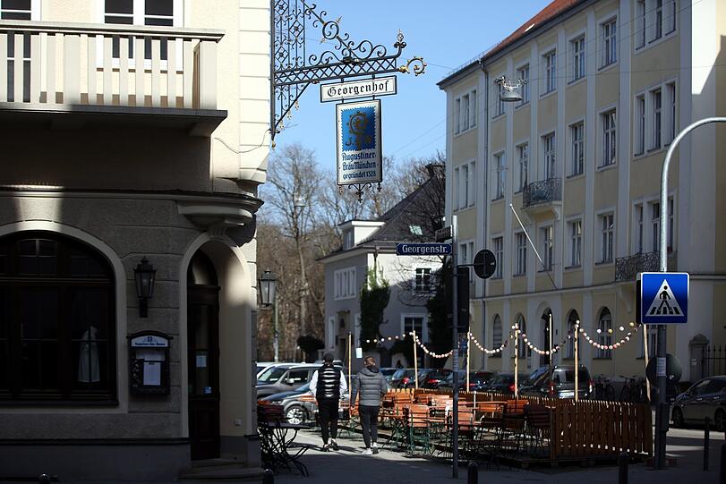 Vorm Georgenhof stehen Tische.