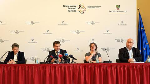 Lydia Hüskens (l-r), Sven Schulze, Juliane Kleemann und Andreas Schmidt bei der Vorstellung des Entwurfs des Koalitionsvertrages.