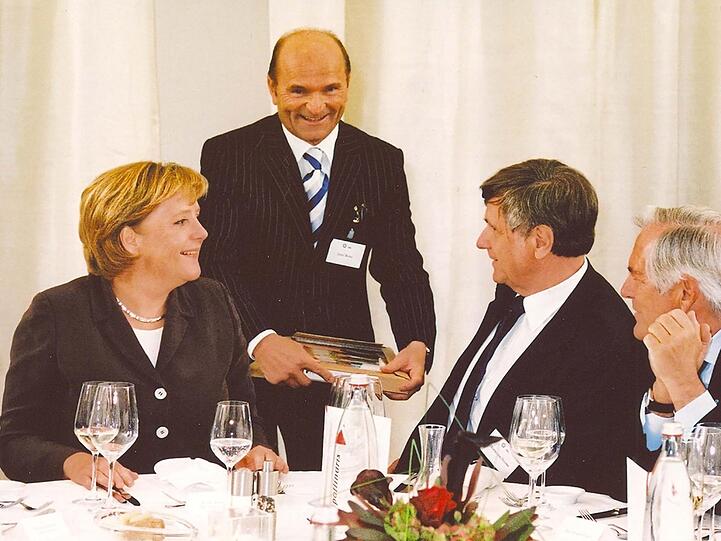 Krätz mit Kanzlerin Angela Merkel, Hermann Sturm undRoland Berger (r.) beim Mittelstandspreis in Berlin 2006.