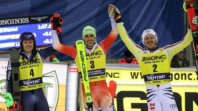 Sieger Daniel Yule (M) aus der Schweiz, der Zweitplatzierte Henrik Kristoffersen (l) aus Norwegen und der Drittplatzierte Linus Straßer aus Deutschland jubeln nach dem Rennen.