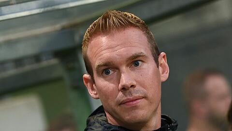 Wolfsburgs Trainer Tommy Stroot sieht sein Team im Top-Duell gegen den FC Bayern München als Außenseiter.