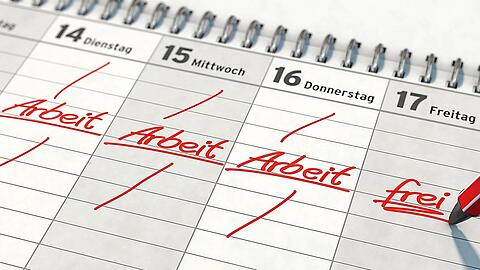 Ein Freitag, der seinem Namen gerecht wird: Von Arztbesuchen bis zu Kurzurlauben – mit der hinzugewonnenen Freizeit könnten Arbeitnehmer viel anfangen; das hat auch eine Studie der Hochschule München zur Vier-Tage-Woche gezeigt.