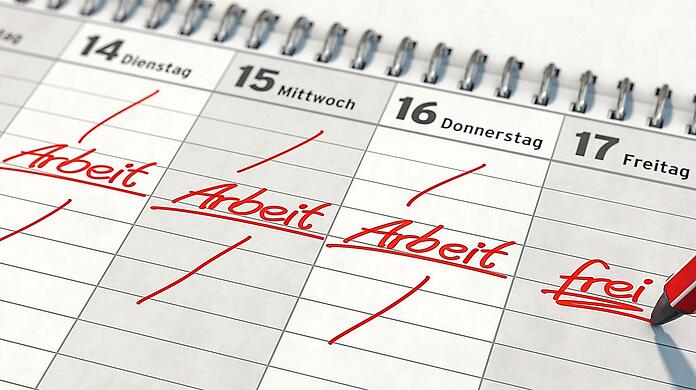 Ein Freitag, der seinem Namen gerecht wird: Von Arztbesuchen bis zu Kurzurlauben – mit der hinzugewonnenen Freizeit könnten Arbeitnehmer viel anfangen; das hat auch eine Studie der Hochschule München zur Vier-Tage-Woche gezeigt.