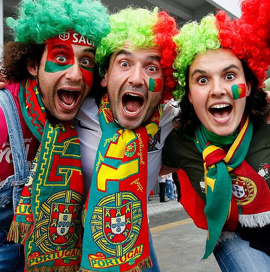 Die Fans sind heiß aufs erste Spiel: So feiern die Anhänger im Stadion von Lemberg.