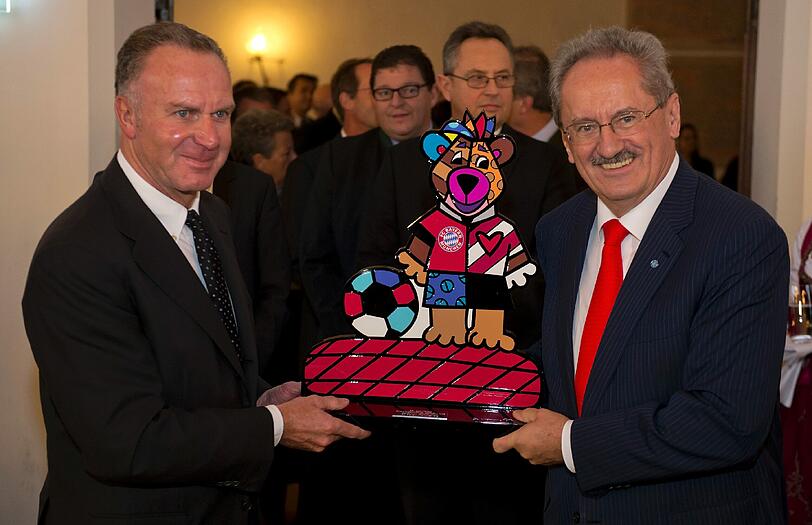 Auch der FC Bayern gratulierte: Vorstandsvorsitzender Karl-Heinz Rummenigge überreichte dem Münchner Oberbürgermeister und SPD-Spitzenkandidaten fuer die Landtagswahl 2013 ein Geschenk.