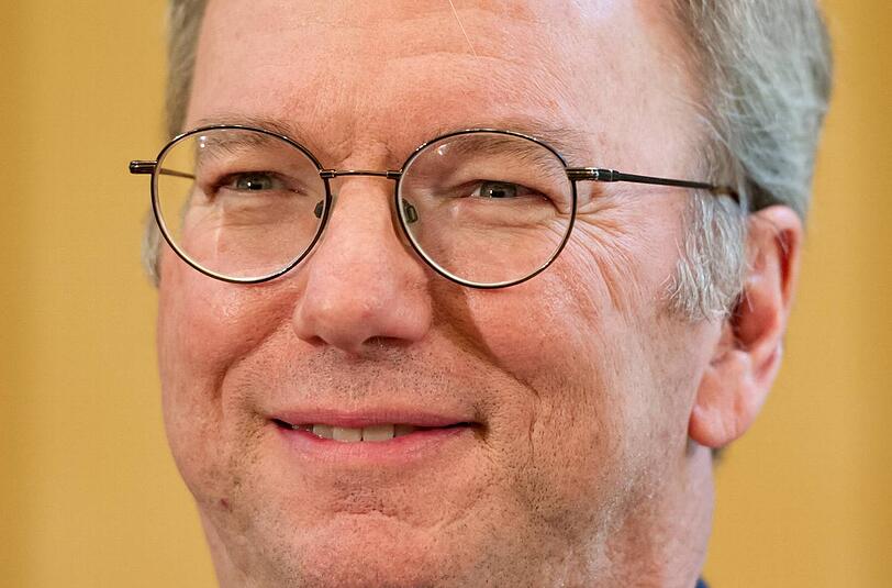 Und noch mal ein 100-Millionen-Paket: Google-Spitzenmann Eric Schmidt (Vermögen bisher: 8,3 Milliarden) kriegt noch ein Extra-Bonbon.